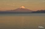 O magnífico vulcão Osorno e o lago Llanquihue iluminados pela luz de fim de tarde, em Puerto Varas, no sul do Chile